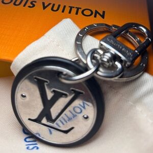 Louis Vuitton LV Circle Keychain / Bag Charm – Authentic